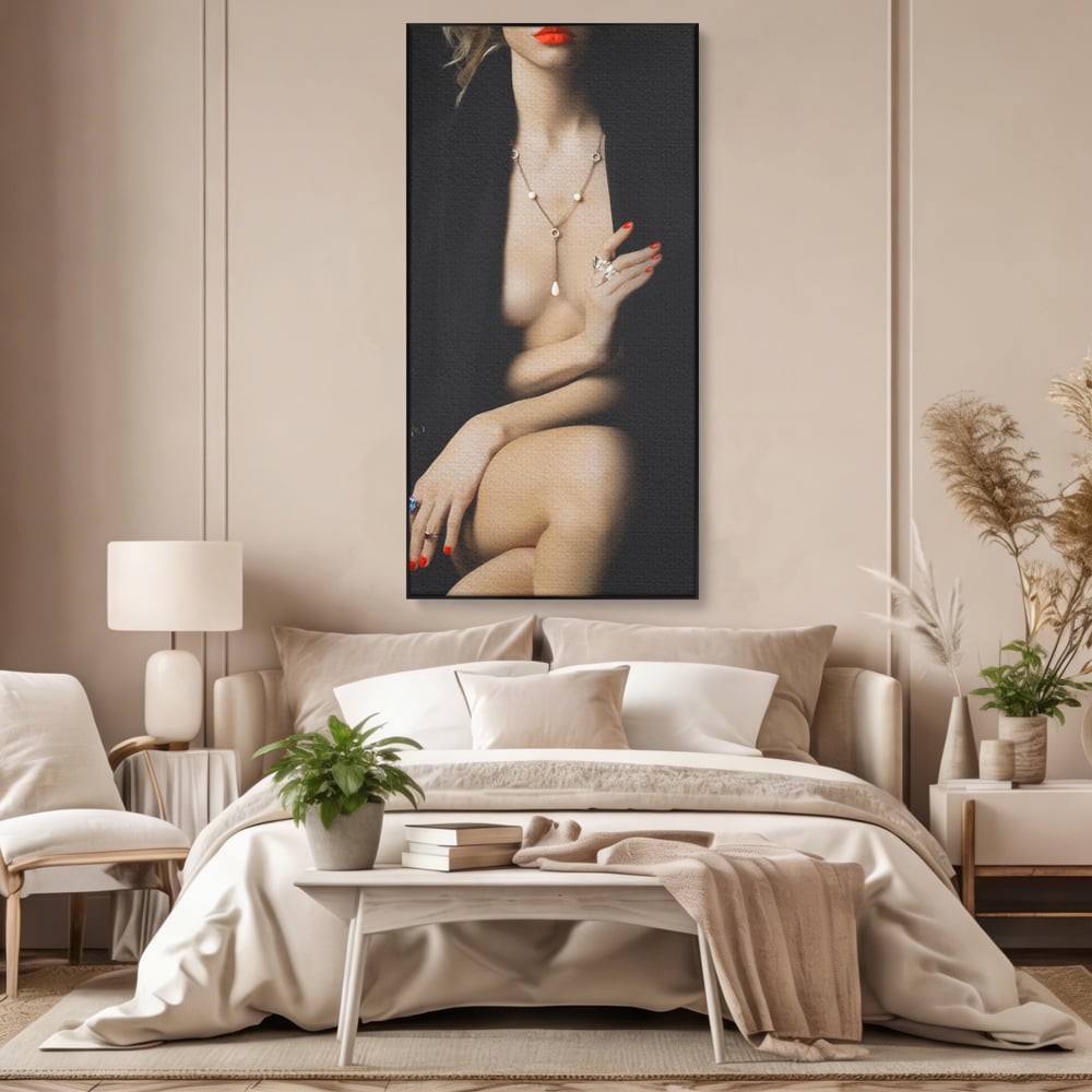 Tablou canvas cu tablou canvas cu portret artistic de femeie, in rama de aluminiu negru, pe perete intr-un dormitor